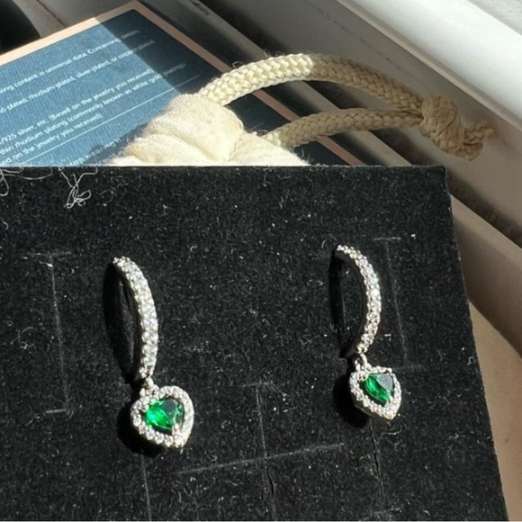 Gorgeous pure silver heart hoop 925 stamped emerald earrings - Picture 8 of 8
